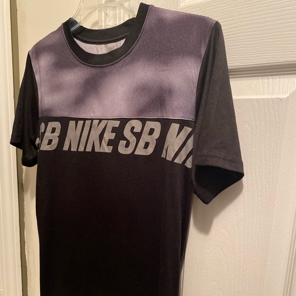 Nike SB Men's Nike Dri-fit Gray and Black Performance reflective T-shirt. - Picture 3 of 6